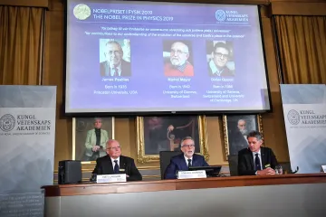 Jak skončí vesmír? A jsme v něm sami? Nobelovu cenu za fyziku dostali vědci, kteří hledají odpovědi na tyto otázky