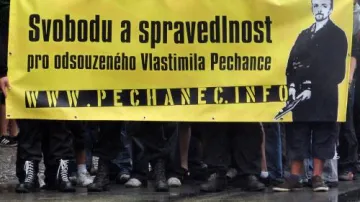 Extremisté žádají propuštění Vlastimila Pechance