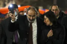 Arménský premiér je ochoten svolit k volbám. Chce, aby opozice podpořila změny v ústavě