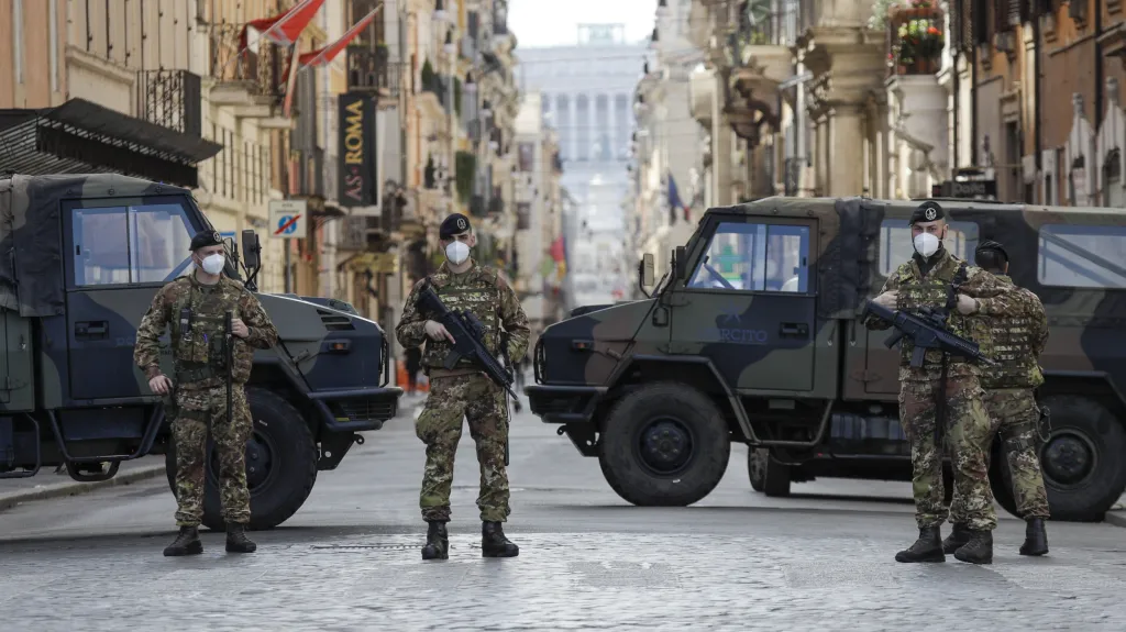 Italští vojáci hlídkují u římského náměstí Piazza del Popolo