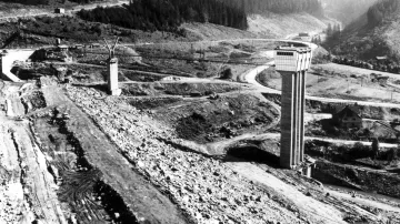 Vodní nádrž Šance byla vybudovaná v letech 1964 až 1969. Při stavbě byla zatopena centrální část obce Staré Hamry a zrušen úsek železniční tratě z Ostravice do Bílé.
