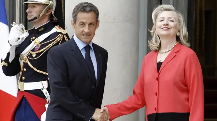 Hillary Clintonová a Nicolas Sarkozy před konferencí o Libyi