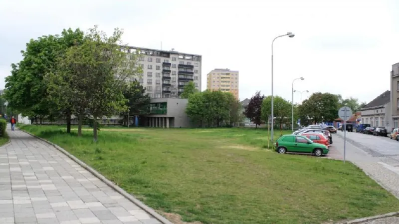 Pozemek se nachází mezi hotelovým domem Strojařem (v pozadí)