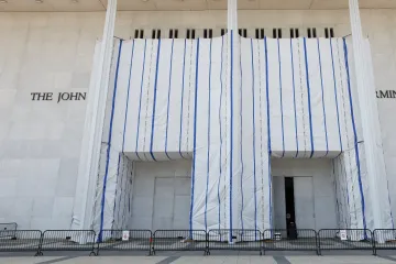 Vedení Kennedyho centra chce navzdory soudu vrátit Trumpovo jméno do názvu