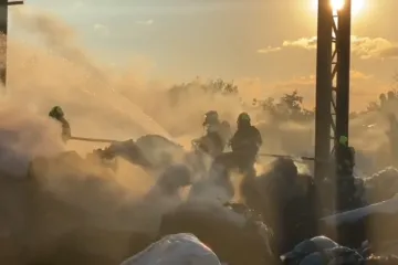 Požár v Kralupech se nedaří zlikvidovat, hasiči s ním budou bojovat i ve čtvrtek