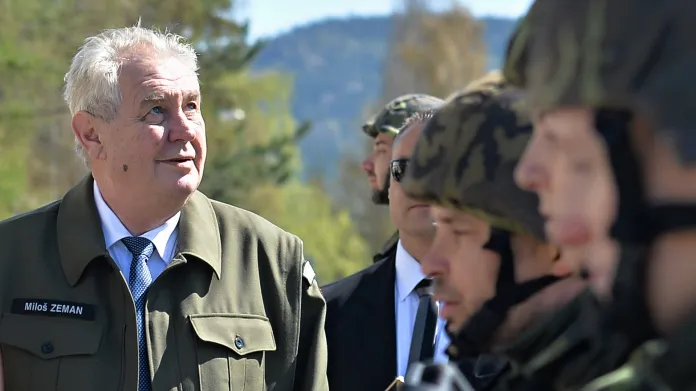 Prezident Miloš Zeman při návštěvě dělostřeleckého pluku v Jincích