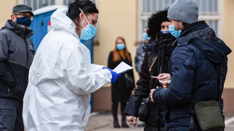Tempo šíření covidu na Slovensku zrychluje