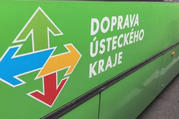 Lidé na Ústecku často čekají na autobus marně. Kvůli nedostatku řidičů spoje nevyjedou