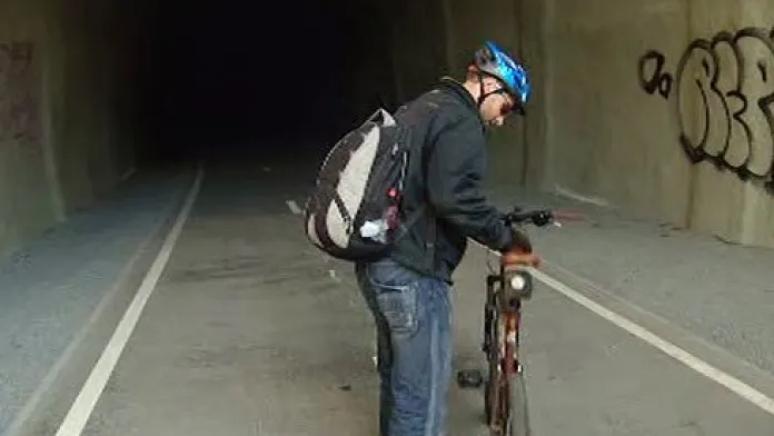 Cyklista v tunelu pod Vítkovem