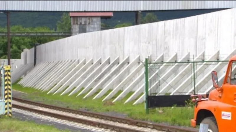 U Lovochemie prosakuje hráz