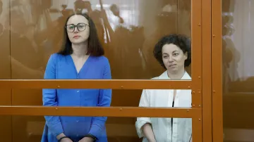 Ruská režisérka Jevgenija Berkovičovoá a dramatička Svetlana Petrijčuková u soudu