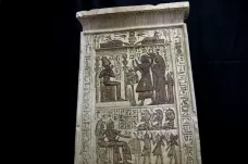 Čtyřmetrový papyrus s Knihou mrtvých, sarkofágy i starověká deskovka. Egypt vydal další poklady