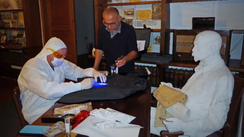 Genetik Daniel Vaněk (vlevo) zkoumá biologické stopy z nepraného oblečení Masaryka