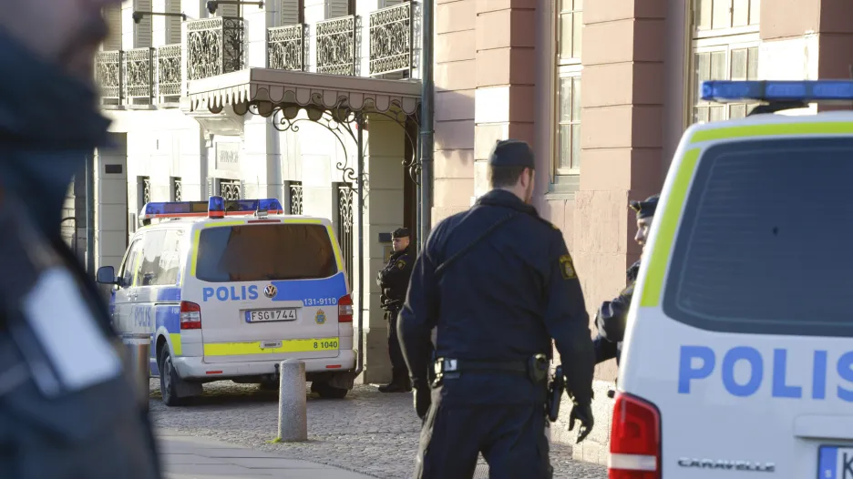 Švédská policie před sídlem premiéra