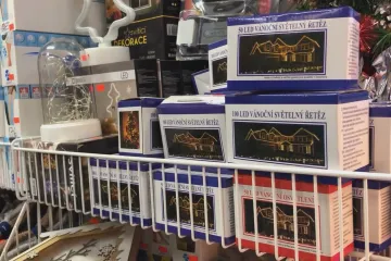 Holé dráty a v nich 230 voltů. Inspekce varuje před nebezpečnými světelnými ozdobami