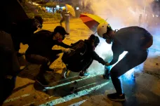 Při policejním zásahu proti demonstracím v Hongkongu byl postřelen čtrnáctiletý chlapec