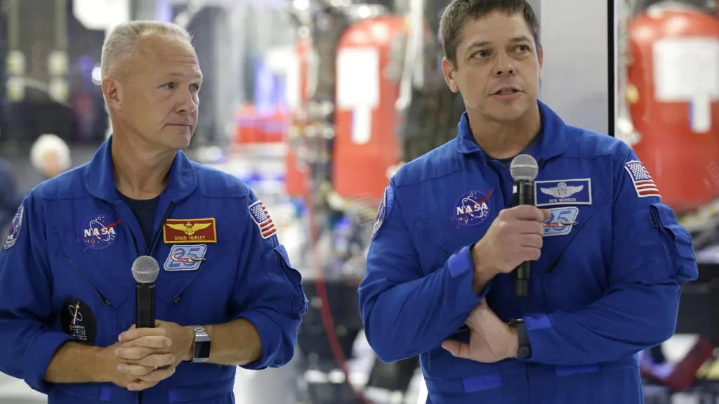 Američtí astronauti Bob Behnken (vpravo) a Doug Hurley