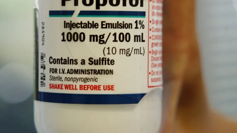Lahvička anestetika Propofol (na snímku z roku 2009)