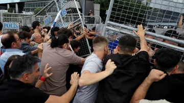 Potyčky před centrálou turecké Republikánské lidové strany v Istanbulu, 8. srpna