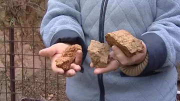 Lidé na dvorcích stále sbírají kámen ze skály