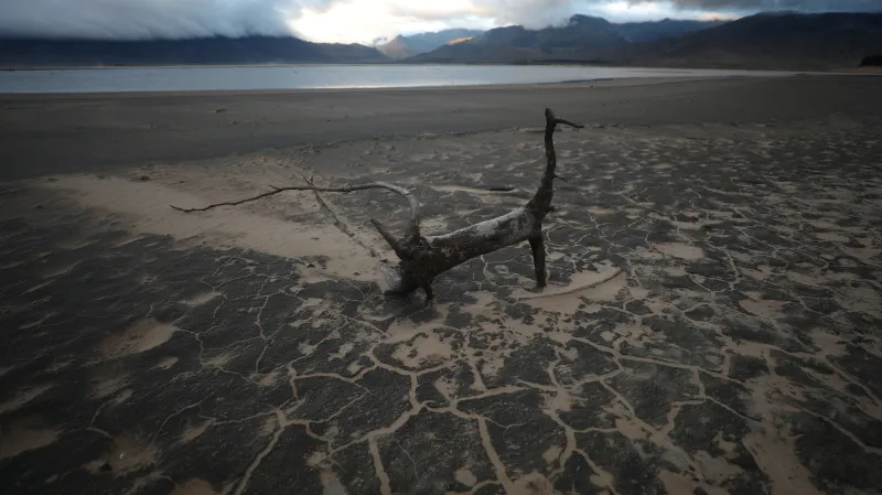 Místo zásoby vody písek. Jedna z přehrad u Kapského města má rekordně nízkou hladinu