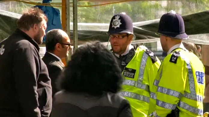 Policejní hlídky v ulicích Londýna