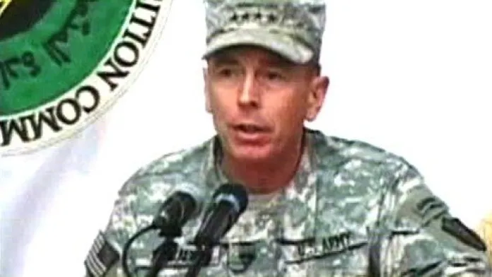 Generál David Petraeus přebídá velení nad Blízkých východem a střední Asií.