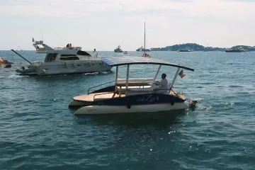 Jsou tiché a bez zplodin. Francouzskou riviéru křižují solární lodě