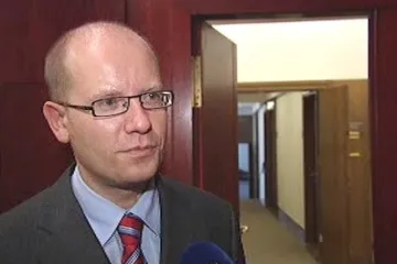 Debata o odmítnutí eura by poškodila ČR i EU, míní Sobotka