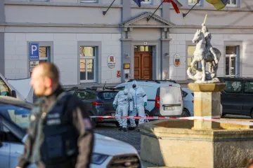 Policie našla v bytě útočníka z Chřibské další zbraně