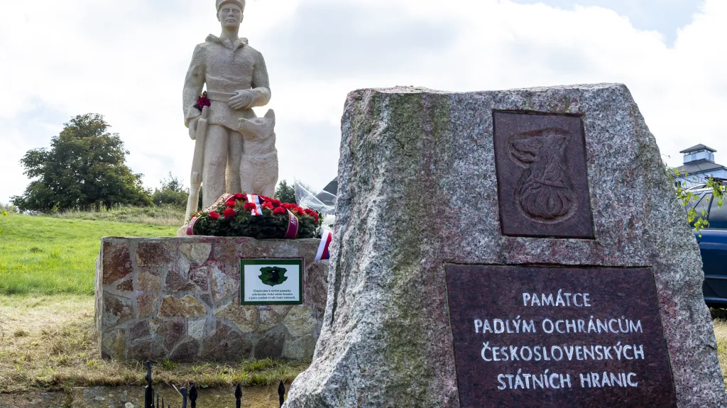 Socha komunistického pohraničníka na Cínovci