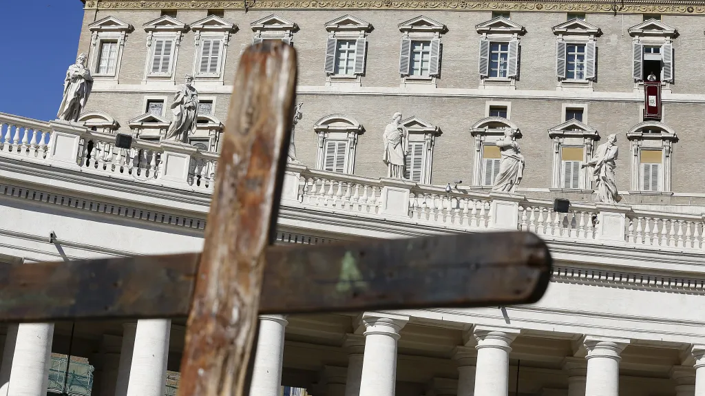 Papež František při tradiční modlitbě Anděl Páně