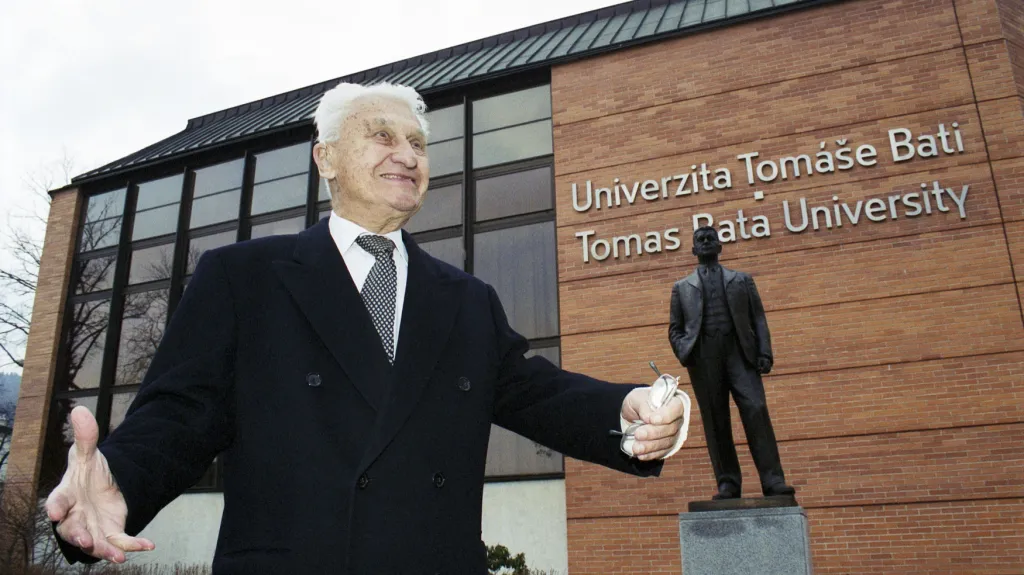 Tomáš Baťa před univerzitou a sochou otce v lednu 2001