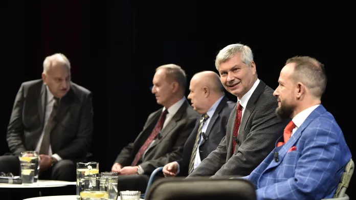 Debata ostravských primátorů - zleva Evžen Tošenovský, Čestmír Vlček, Aleš Zedník, Petr Kajnar a Tomáš Macura (7. 11. 2019)