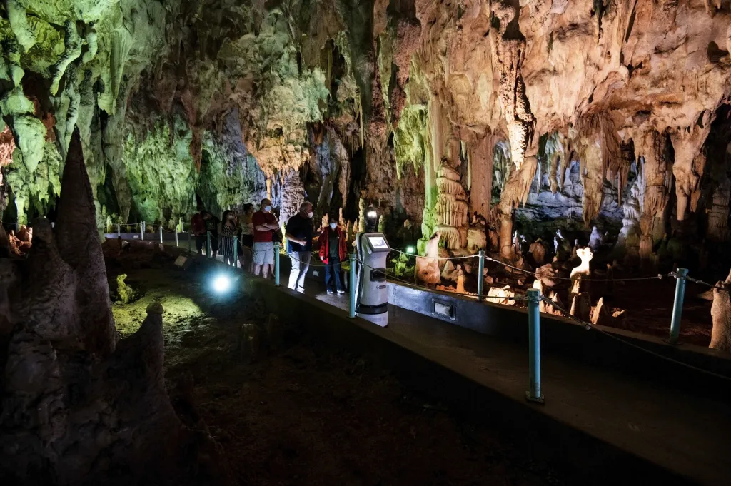 První robotí průvodce na světě, který předává informace turistům v jeskynním systému, se jmenuje Persefona. Turistům slouží v řecké jeskyni Alistrati