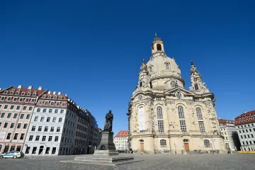Drážďanská Frauenkirche měla zůstat hromadou sutin, mementem je ale i po obnově