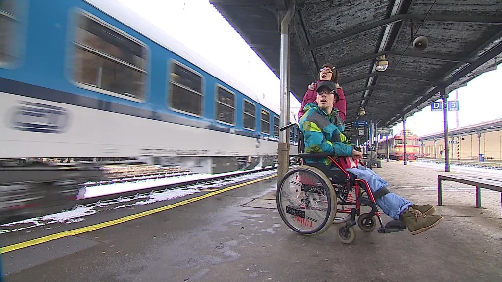 Cestování vlakem na vozíku