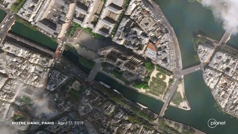Satelitní snímky Notre-Dame před požárem a po něm