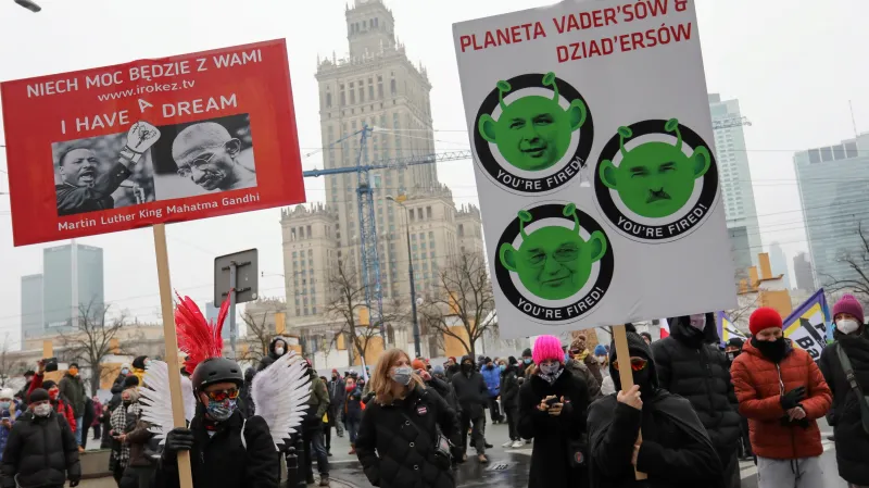 Protivládní demonstrace ve Varšavě