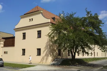 Venkovské ruiny dříve a nyní. Ze sýpky je sportovní centrum, ze statku galerie