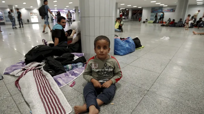 Uprchlíci na nádraží v Maďarsku