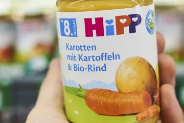 Otrávená dětská výživa se objevila v Česku. Prodejci podle firmy HiPP vše stáhli