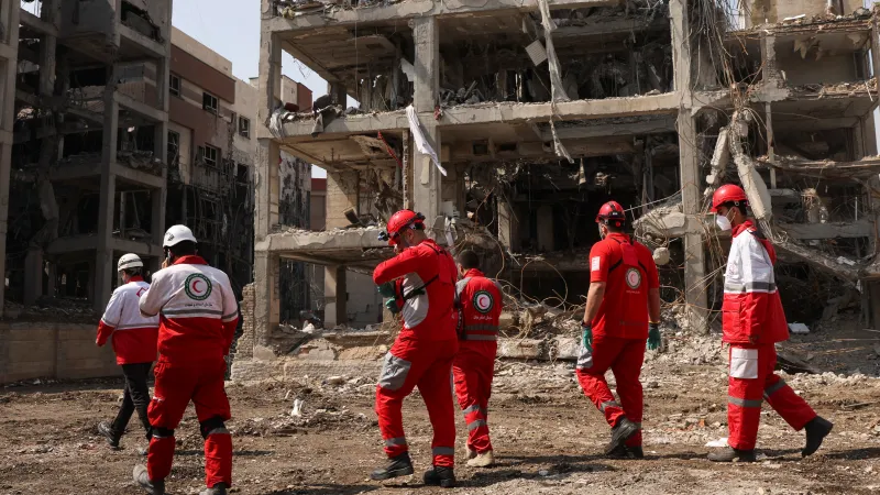 Záchranáři na místě jednoho z útoků na Teherán