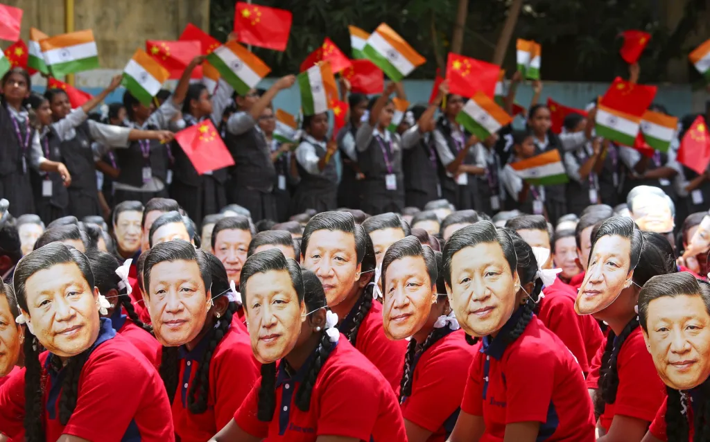 Studenti s maskami čínského prezidenta Si Ťin-pchinga během jeho návštěvy Indie