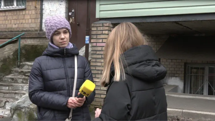 Nataliia Kosiaková při točení reportáže v Kyjevě v roce 2022