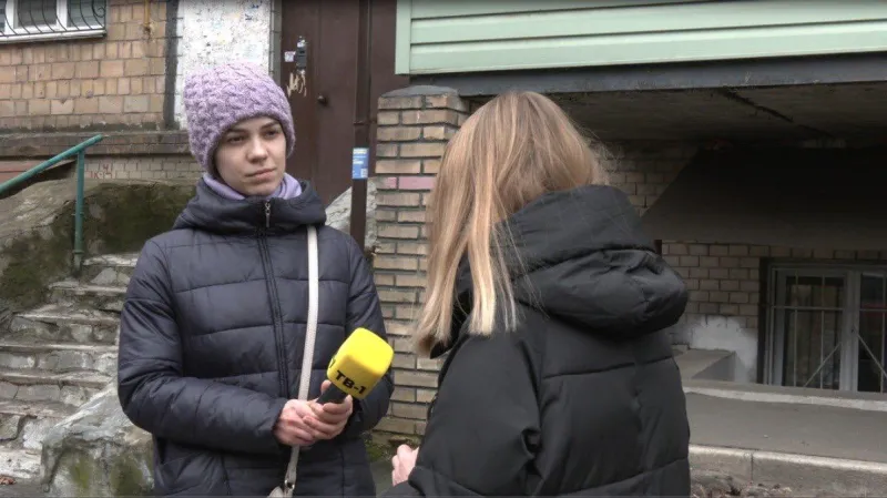 Nataliia Kosiaková při točení reportáže v Kyjevě v roce 2022