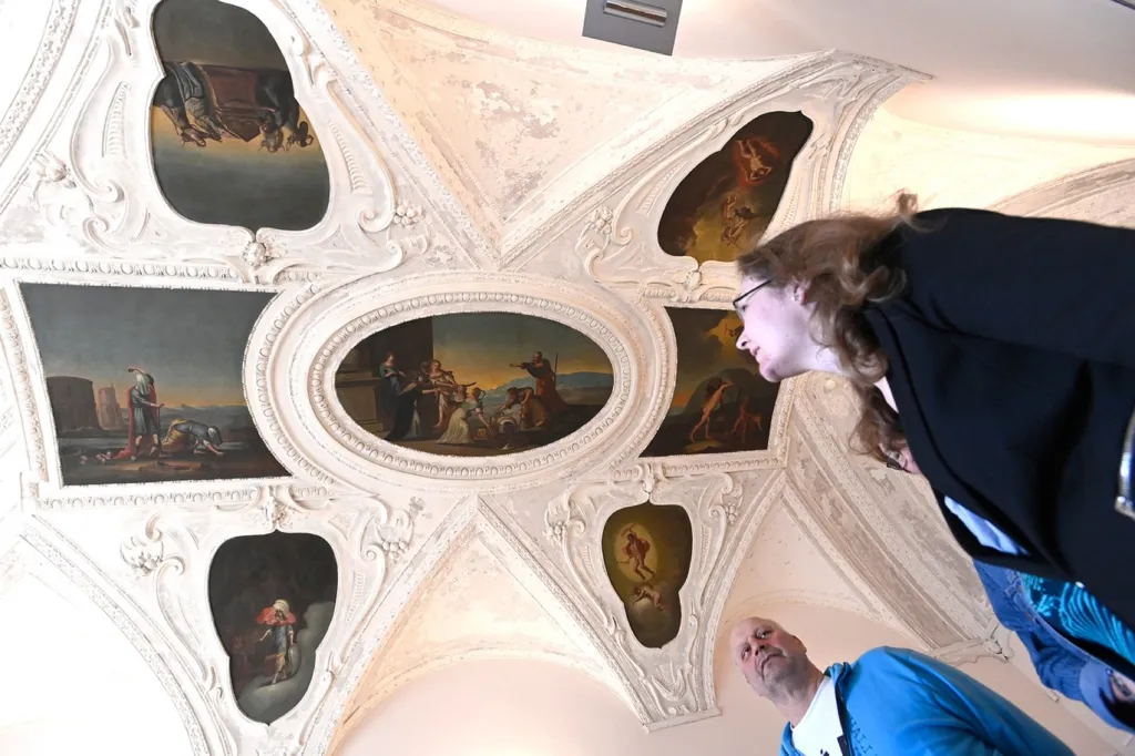 Na zámku Holešov zahájili výstavu nástropních maleb