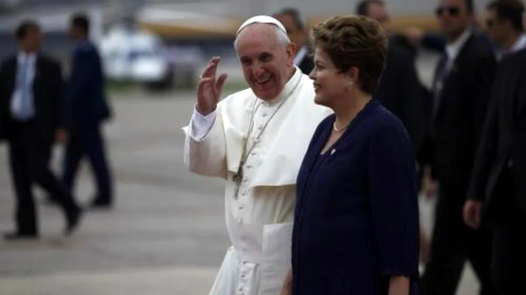 Papež František s prezidentkou Dilmou Rousseffovou
