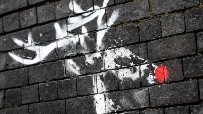 Banksyho graffiti s domalovanými červenými nosy
