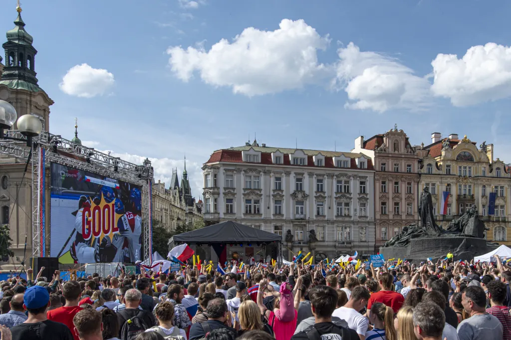 Fanoušci hokeje sledují boje o medaile i na Staroměstském náměstí v Praze